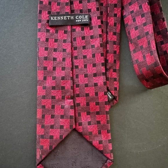 Kenneth Cole New York Mens Neck Tie 100% Silk Hand Made Red Geometric - Picture 3 of 4